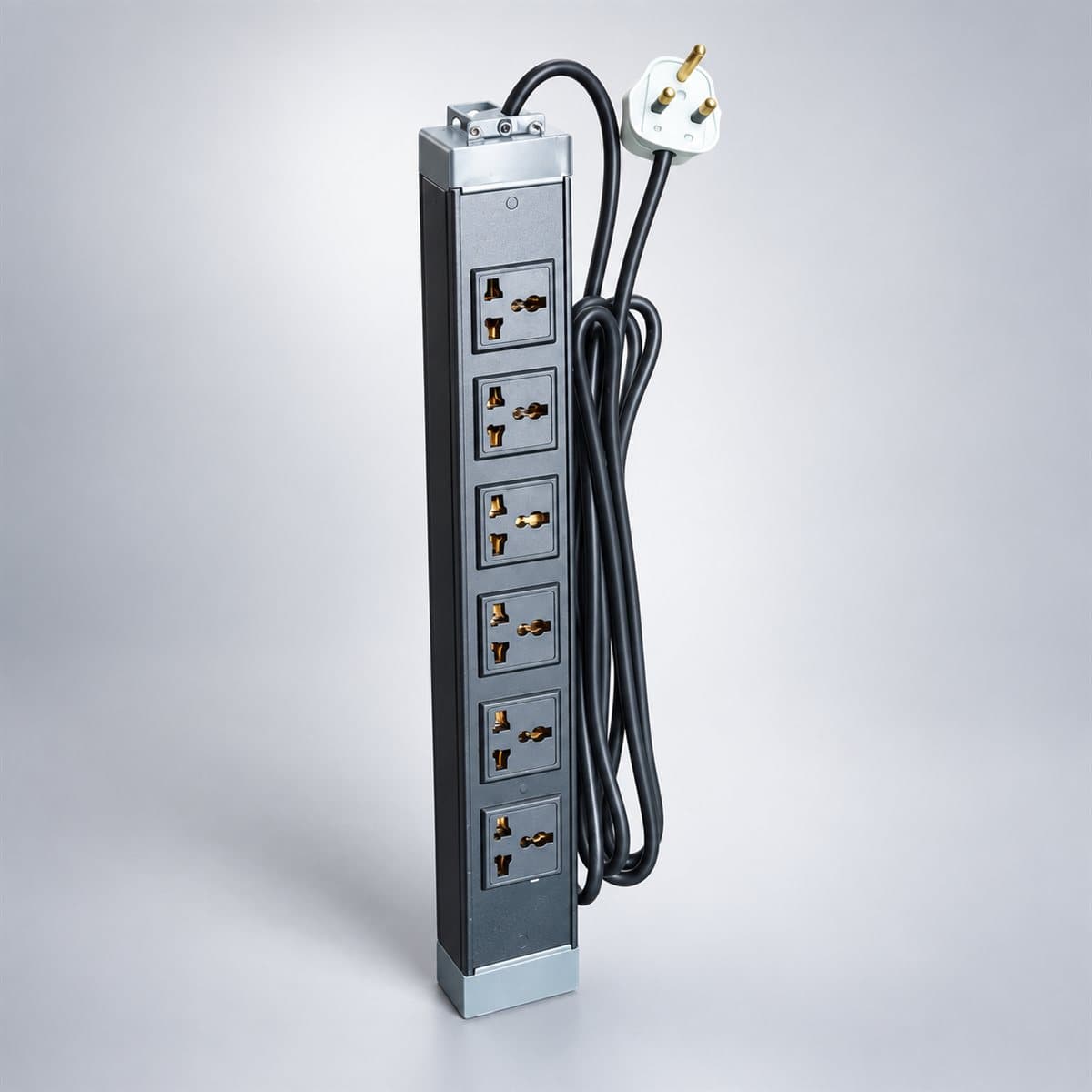 Thanh nguồn PDU cho tủ rack Legrand chụp góc nghiêng 3/4, thấy rõ mặt và cạnh bên