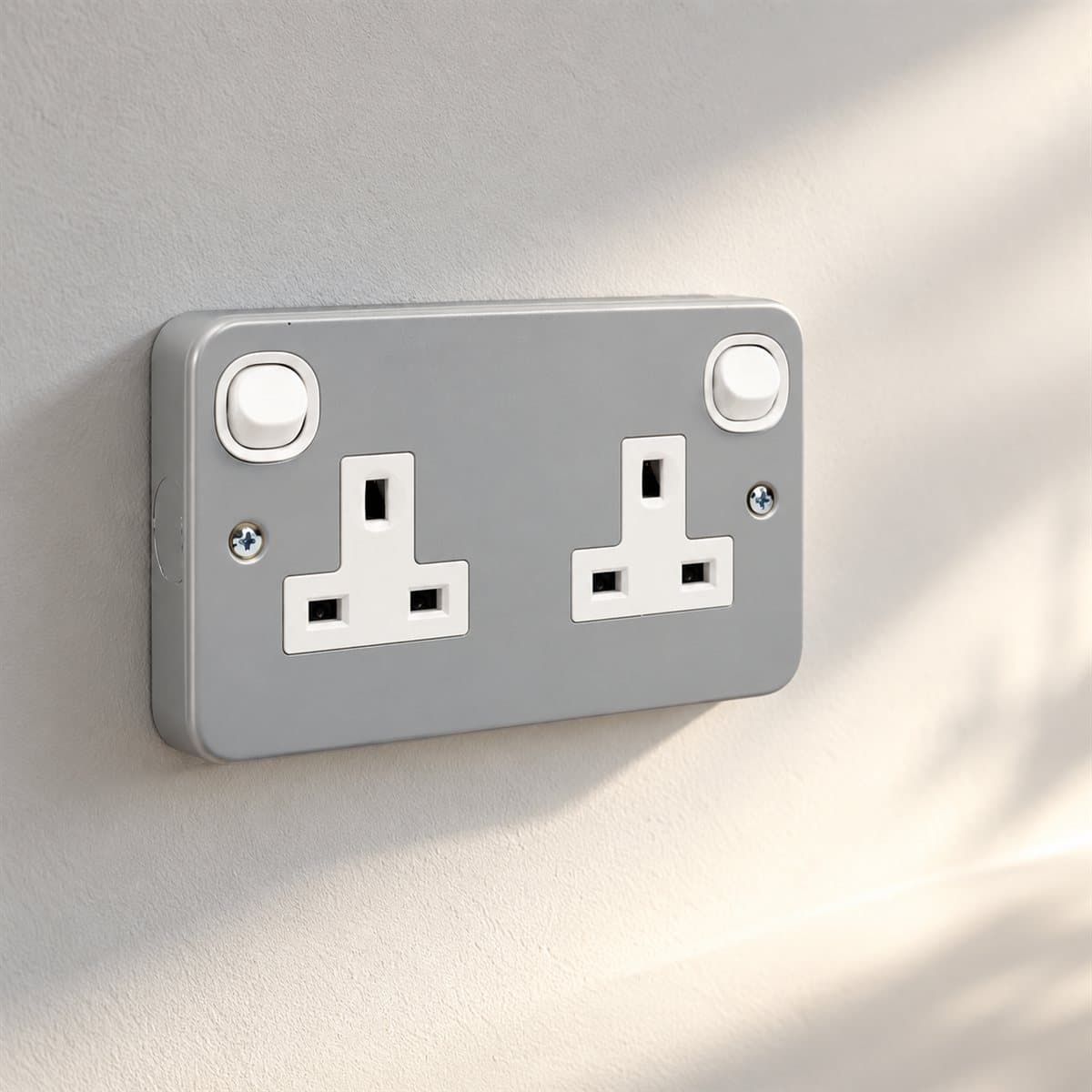 Ổ cắm đôi có công tắc, vỏ kim loại E3O Schneider đã lắp đặt trong nhà