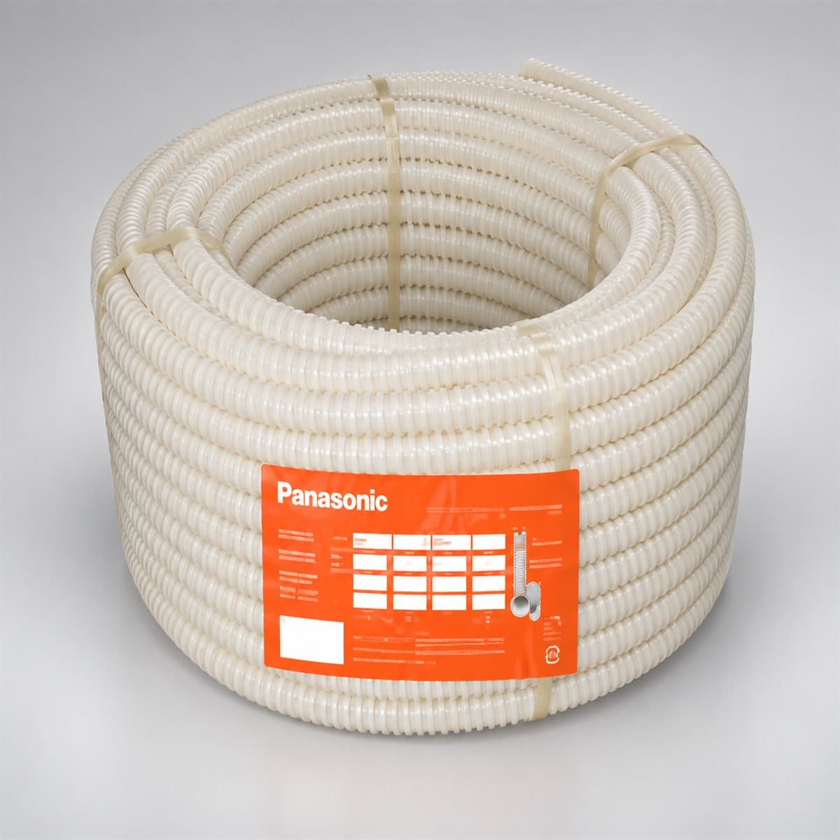 Ống luồn dây điện dạng xoắn Panasonic chụp góc nghiêng 3/4, thấy rõ mặt và cạnh bên