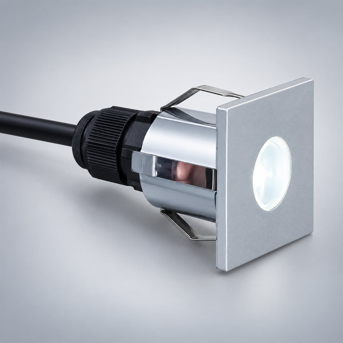 Đèn LED chiếu chân NSL210 Panasonic chụp góc nghiêng 3/4, thấy rõ thân và cạnh bên
