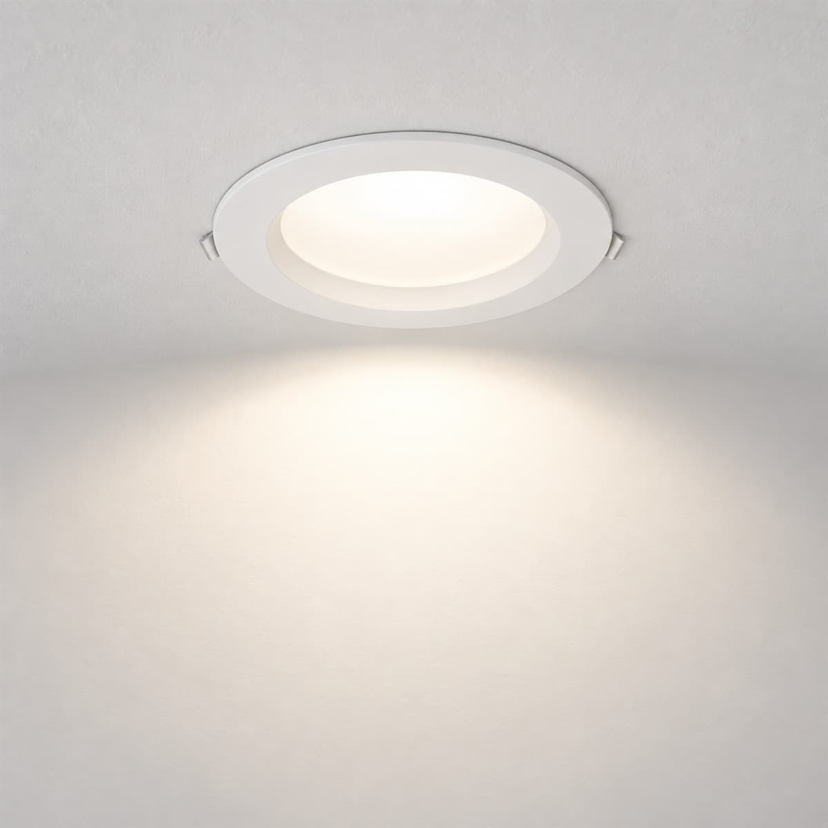 Đèn Downlight âm trần 110° Lumi đã lắp đặt, đang chiếu sáng