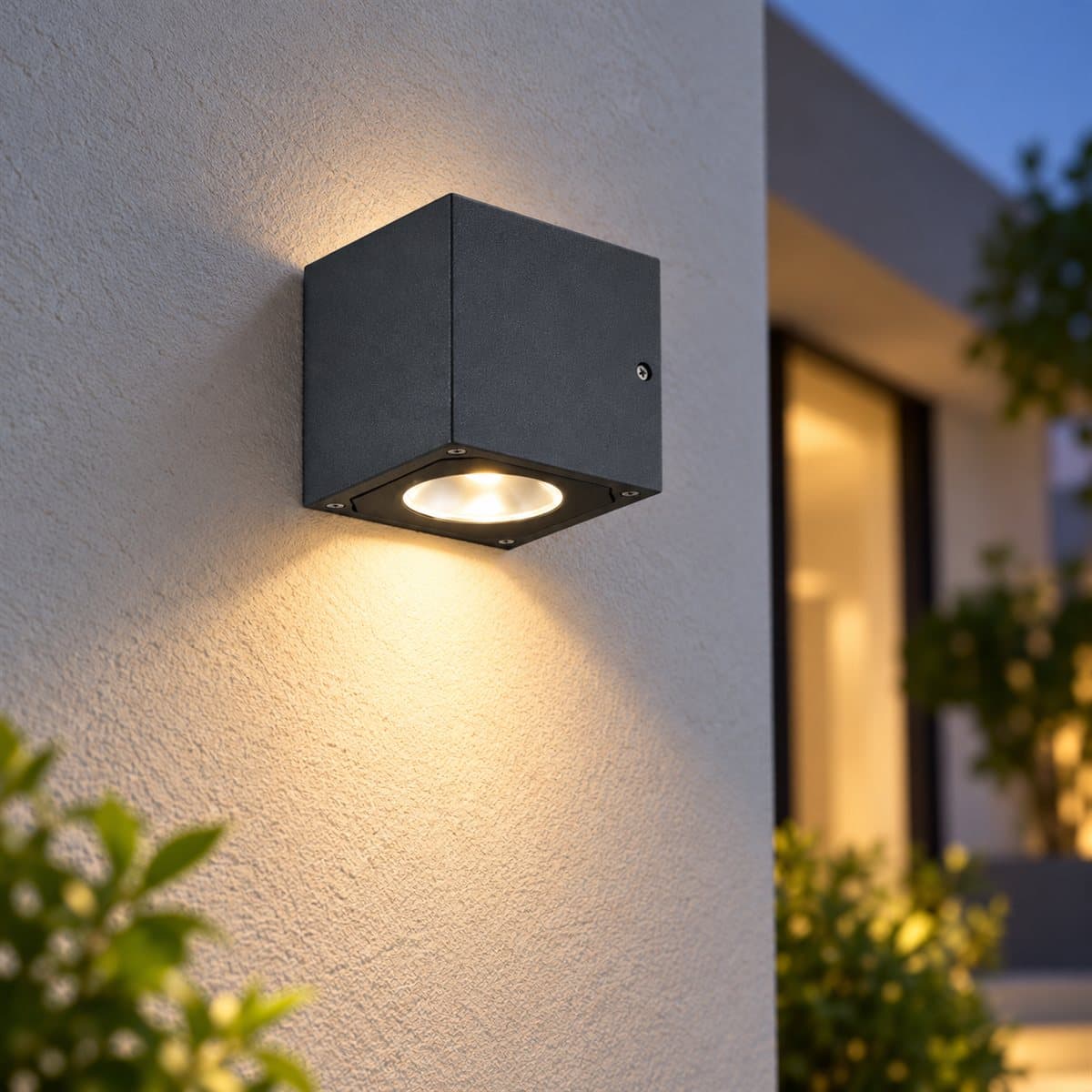 Đèn gắn tường ngoài trời LED NBL2541 Panasonic đã lắp đặt, đang chiếu sáng