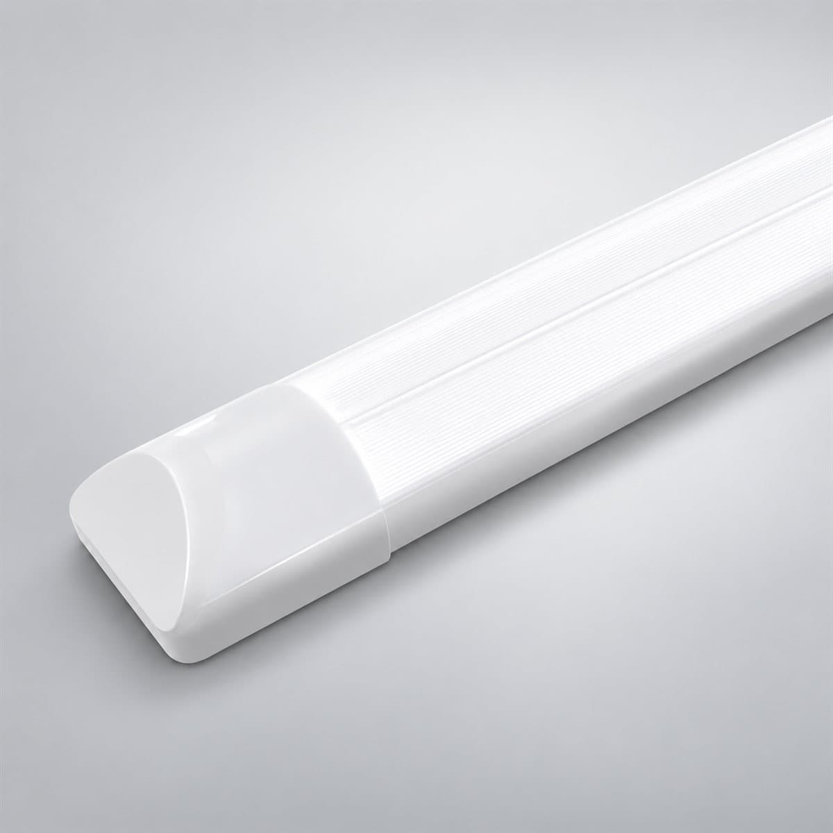 Đèn bán nguyệt ECO Panasonic chụp góc nghiêng 3/4, thấy rõ thân và cạnh bên