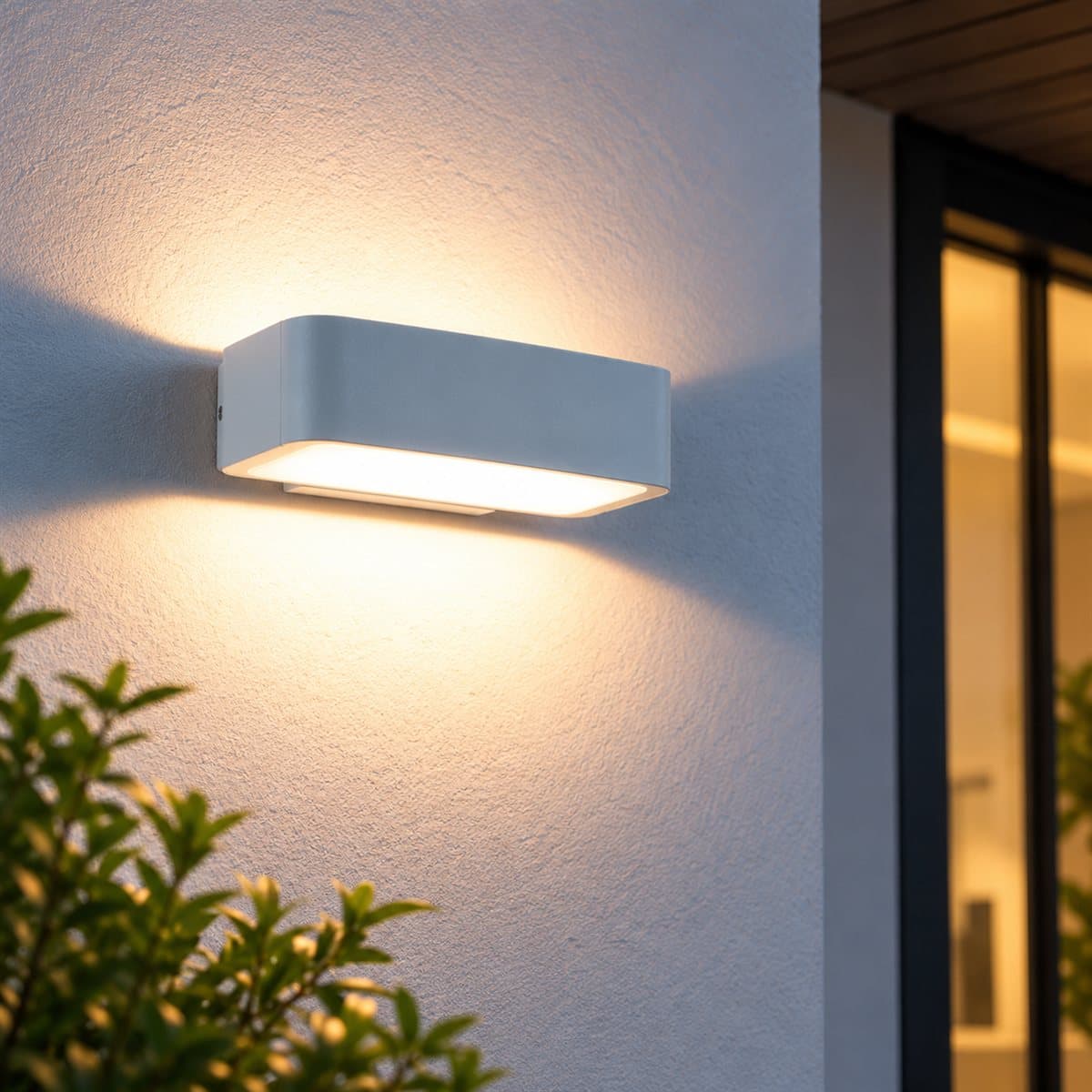 Đèn gắn tường ngoài trời dùng bóng E27 NBL3181 Panasonic đã lắp đặt, đang chiếu sáng