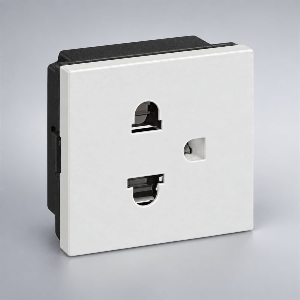 Ổ cắm đơn 3 chấu, 1.5 mô-đun Rivia Legrand chụp góc nghiêng 3/4, thấy rõ mặt và cạnh bên