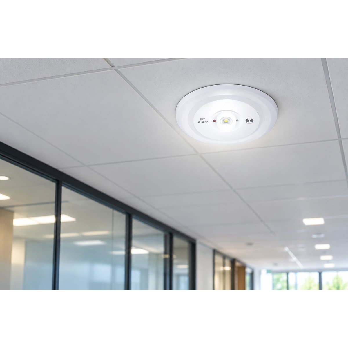Đèn chỉ dẫn thoát hiểm Panasonic đã lắp đặt, đang chiếu sáng