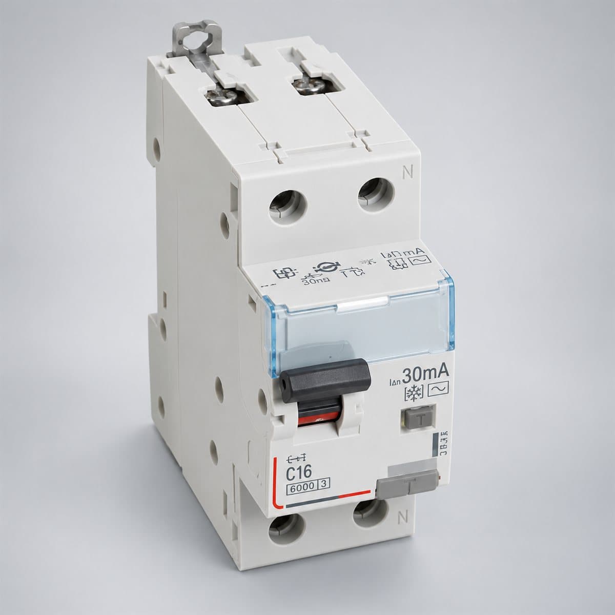 Cầu dao chống rò RCBO DX3 Legrand chụp góc nghiêng 3/4, thấy rõ mặt và cạnh bên