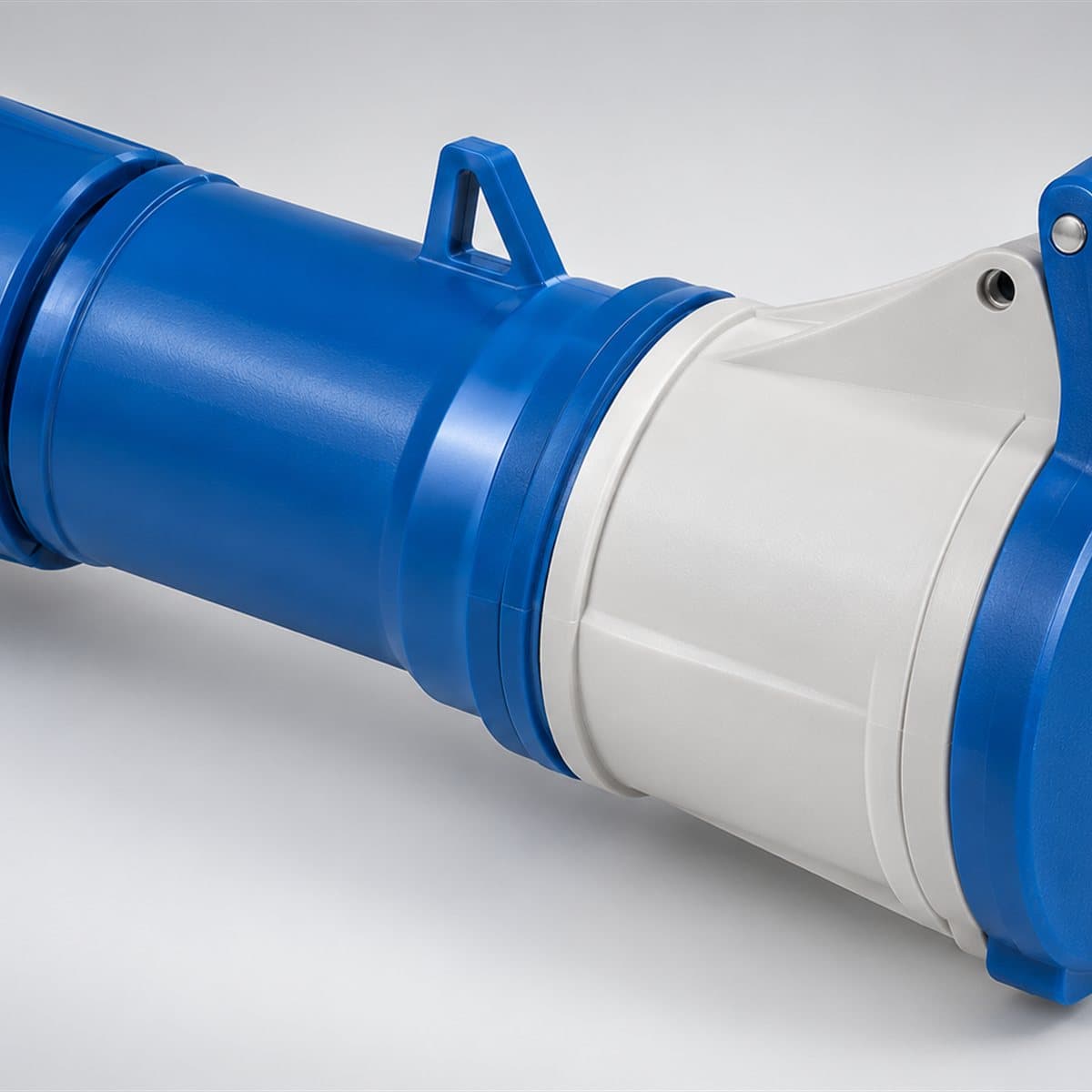 Ổ cắm nối công nghiệp PK Schneider chụp góc nghiêng 3/4, thấy rõ mặt và cạnh bên