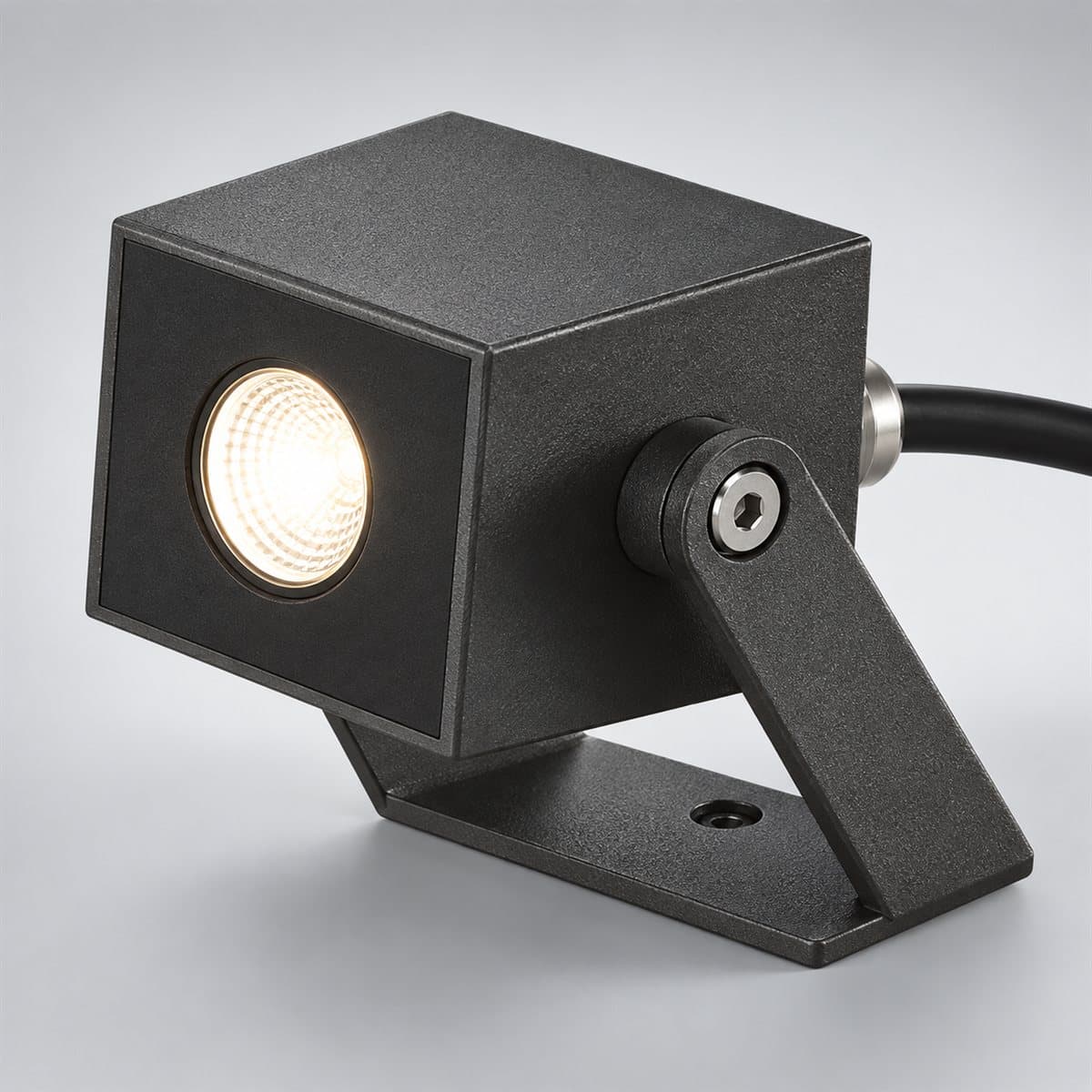 Đèn spotlight sân vườn LED NSP1802 Panasonic chụp góc nghiêng 3/4, thấy rõ thân và cạnh bên