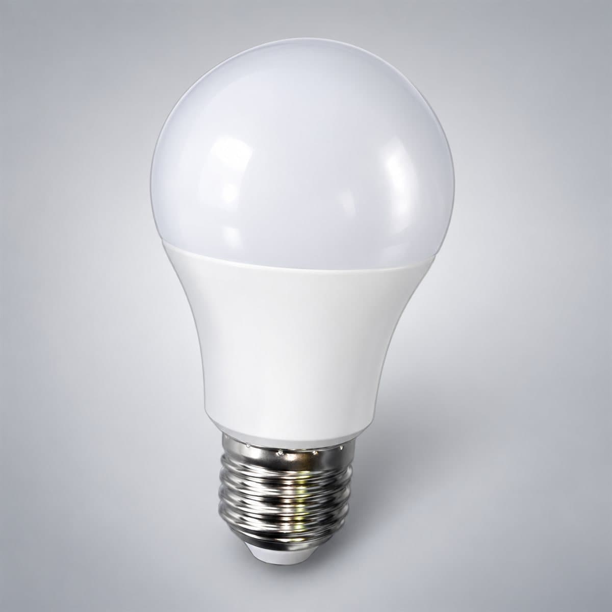 Bóng đèn LED bulb tròn E27 NLBA Panasonic chụp góc nghiêng 3/4, thấy rõ thân và cạnh bên