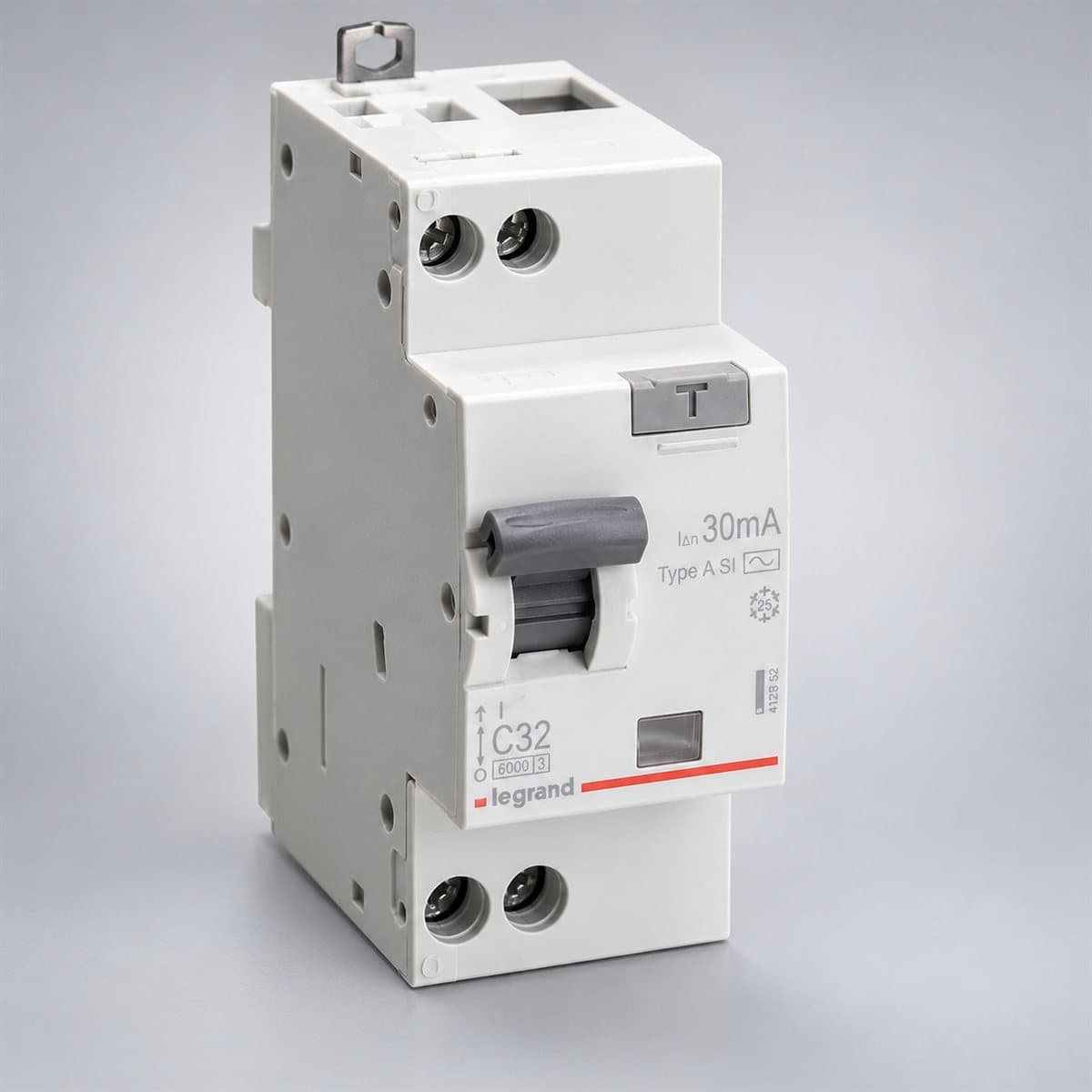Cầu dao chống rò RCBO RXE Legrand chụp góc nghiêng 3/4, thấy rõ mặt và cạnh bên