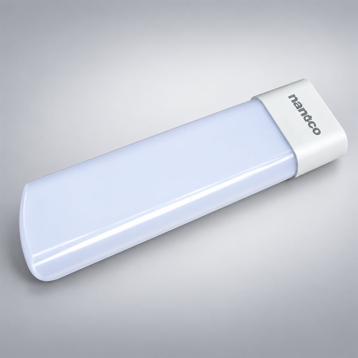 Đèn bán nguyệt Oval nhôm Panasonic chụp góc nghiêng 3/4, thấy rõ thân và cạnh bên
