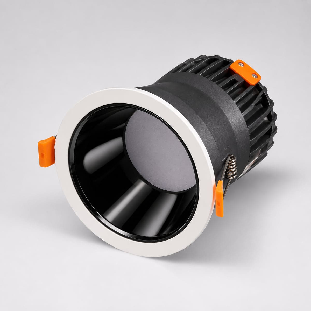 Đèn DOWNLIGHT CHỐNG CHOÁ chụp góc nghiêng 3/4, thấy rõ thân và mặt bên