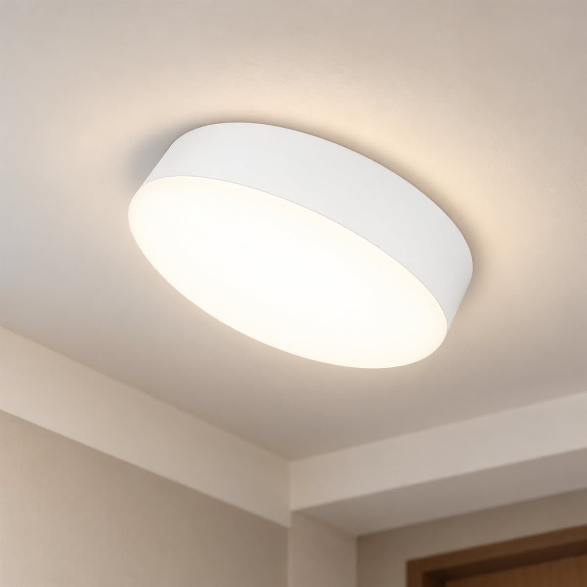 Đèn panel ốp trần nổi tràn viền tròn Panasonic đã lắp đặt, đang chiếu sáng