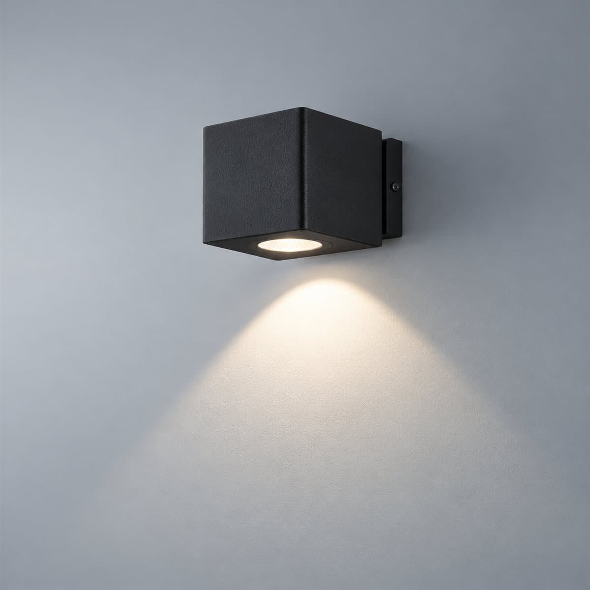 Đèn gắn tường ngoài trời LED NBL2622 Panasonic chụp góc nghiêng 3/4, thấy rõ thân và cạnh bên