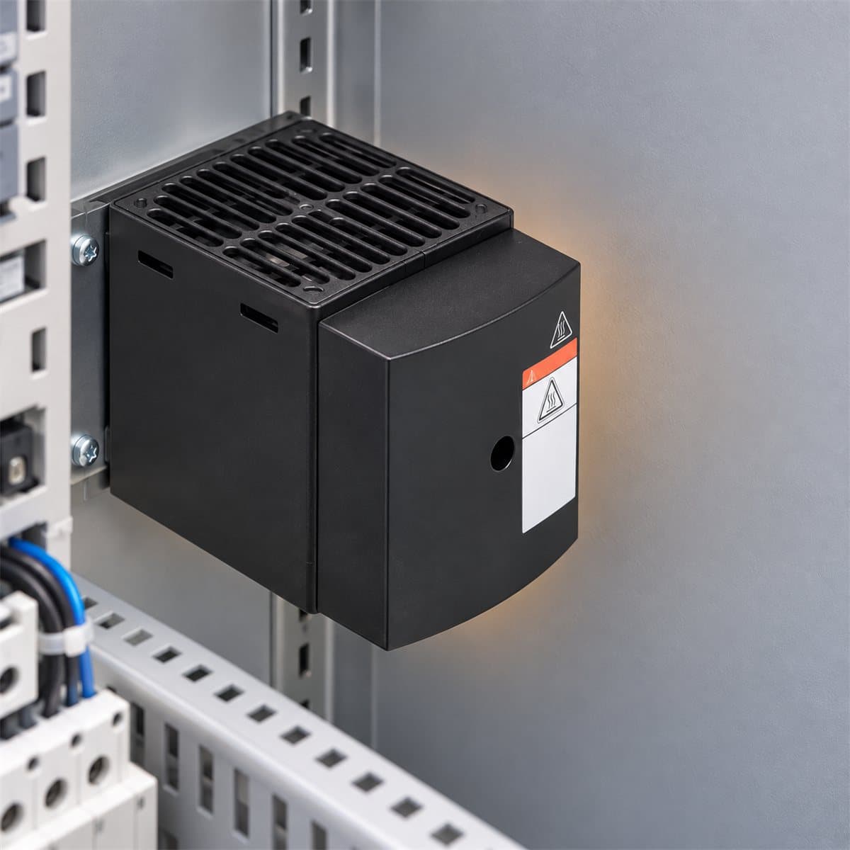 Điện trở sưởi cách điện có quạt cho tủ điện Schneider đã lắp đặt trong nhà