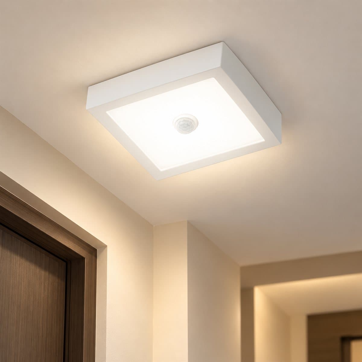Đèn panel ốp nổi cảm biến vuông Panasonic đã lắp đặt, đang chiếu sáng