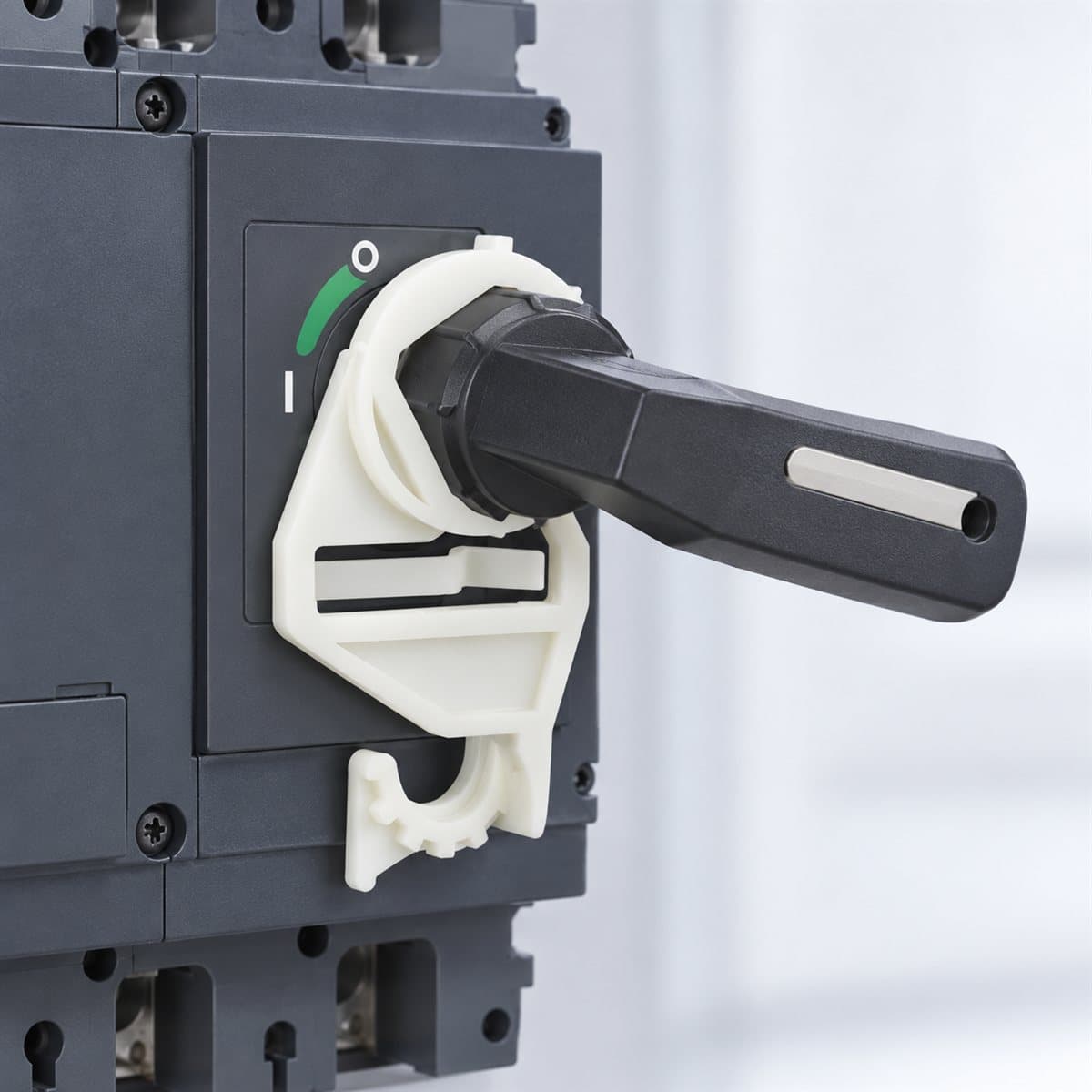 Bộ chuyển khoá cho tay xoay (keylock adapter) – EZC400/630 Schneider đã lắp đặt trong nhà