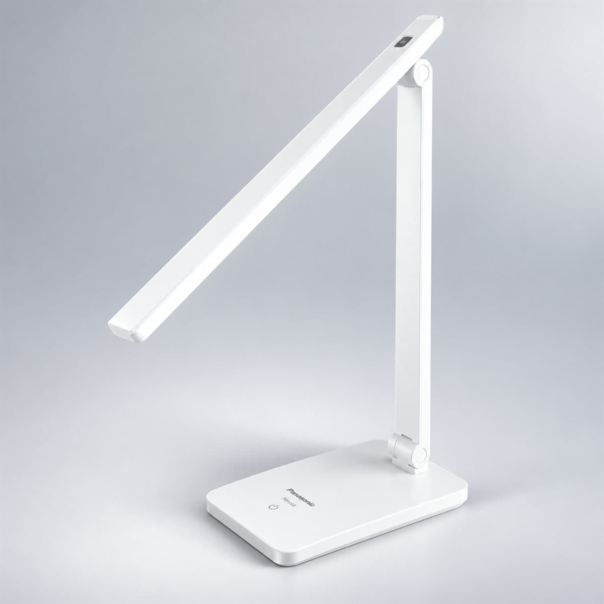 Đèn bàn LED Nessa NDKC618 Panasonic chụp góc nghiêng 3/4, thấy rõ thân và cạnh bên