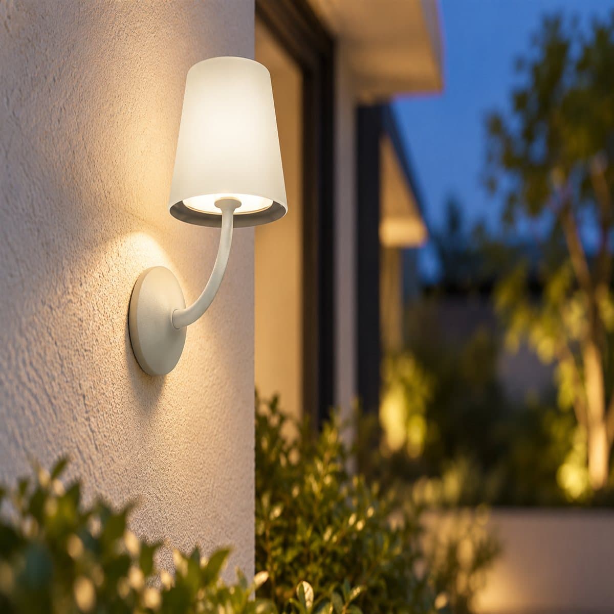 Đèn gắn tường ngoài trời LED NBL1791 Panasonic đã lắp đặt, đang chiếu sáng
