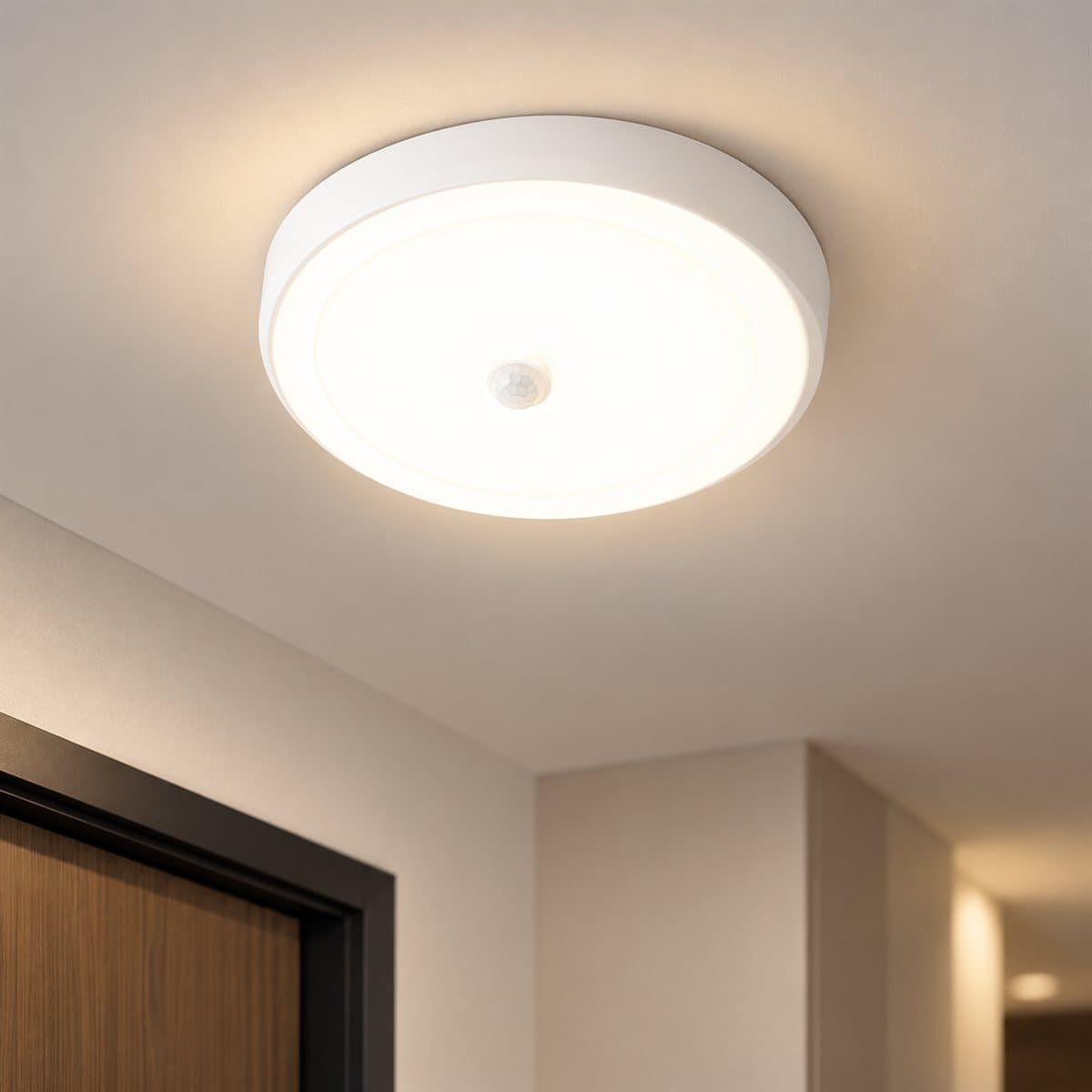 Đèn panel ốp nổi cảm biến tròn Panasonic đã lắp đặt, đang chiếu sáng