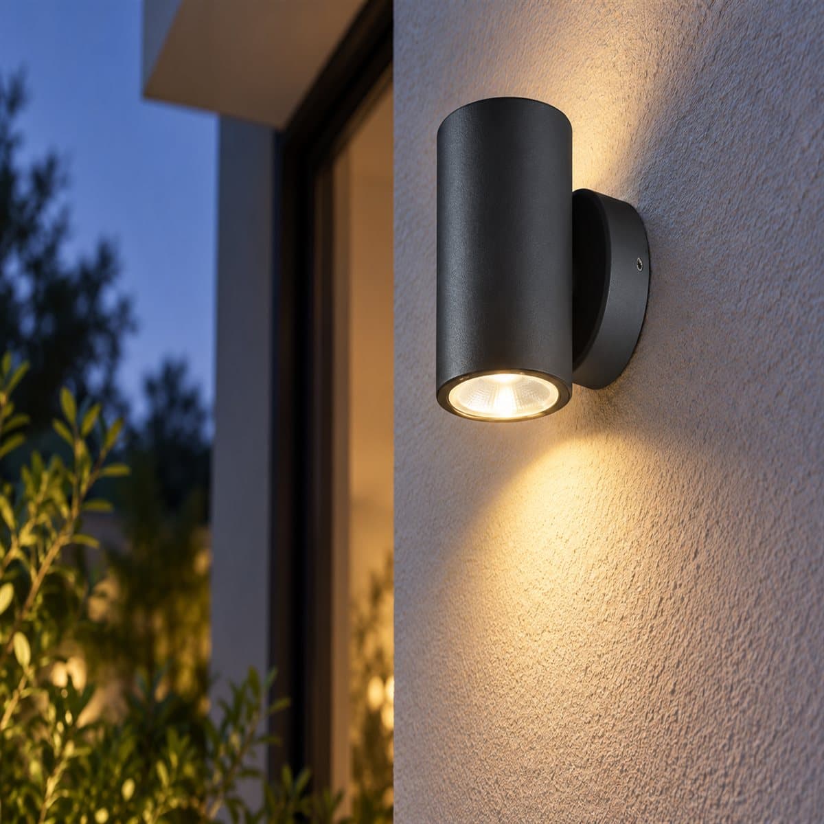 Đèn gắn tường ngoài trời LED NBL2233 Panasonic đã lắp đặt, đang chiếu sáng