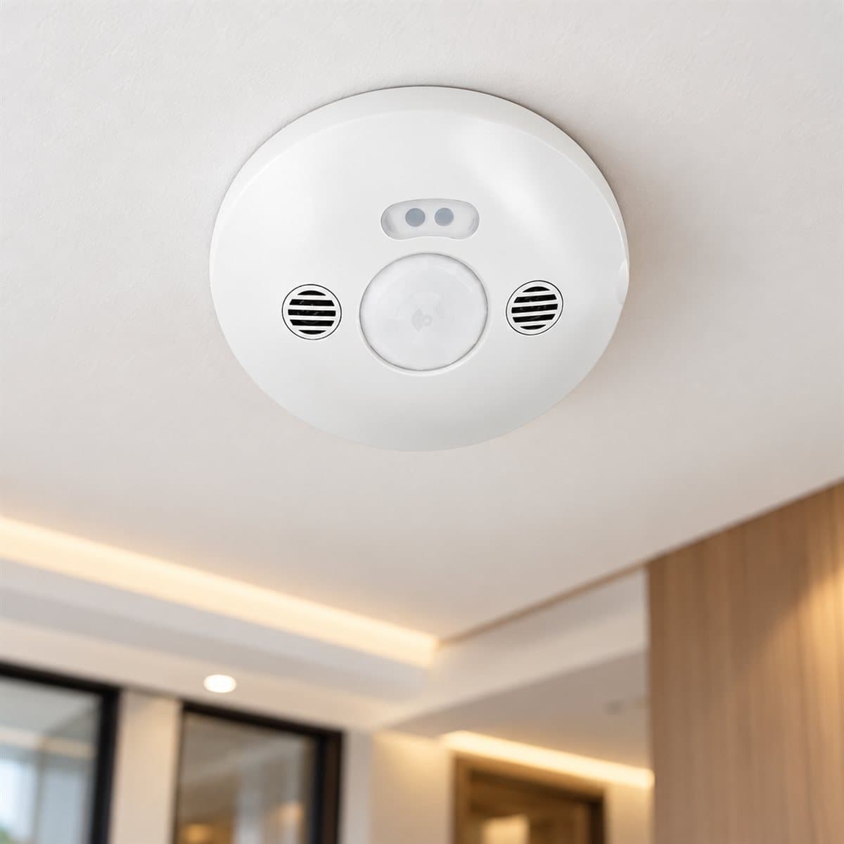 Cảm biến hồng ngoại và siêu âm, gắn trần, góc quét 360 độ Legrand đã lắp đặt trong nhà