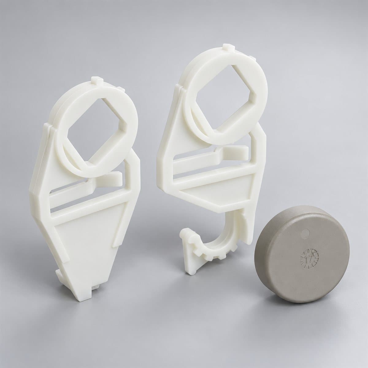 Bộ chuyển khoá cho tay xoay (keylock adapter) – EZC400/630 Schneider chụp góc nghiêng 3/4, thấy rõ mặt và cạnh bên