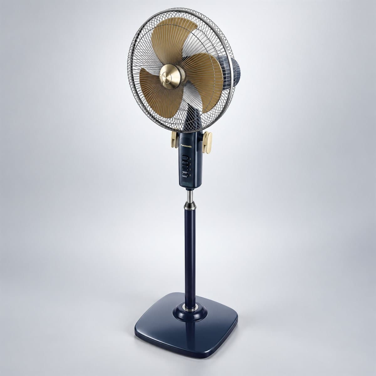 Quạt đứng F-407W Panasonic chụp góc nghiêng 3/4, thấy rõ mặt và cạnh bên