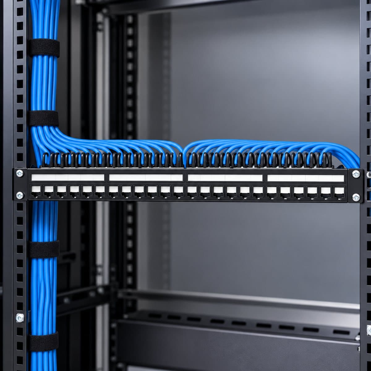 Thanh đấu nối 24 cổng Cat5e/Cat6 Legrand đã lắp đặt trong nhà