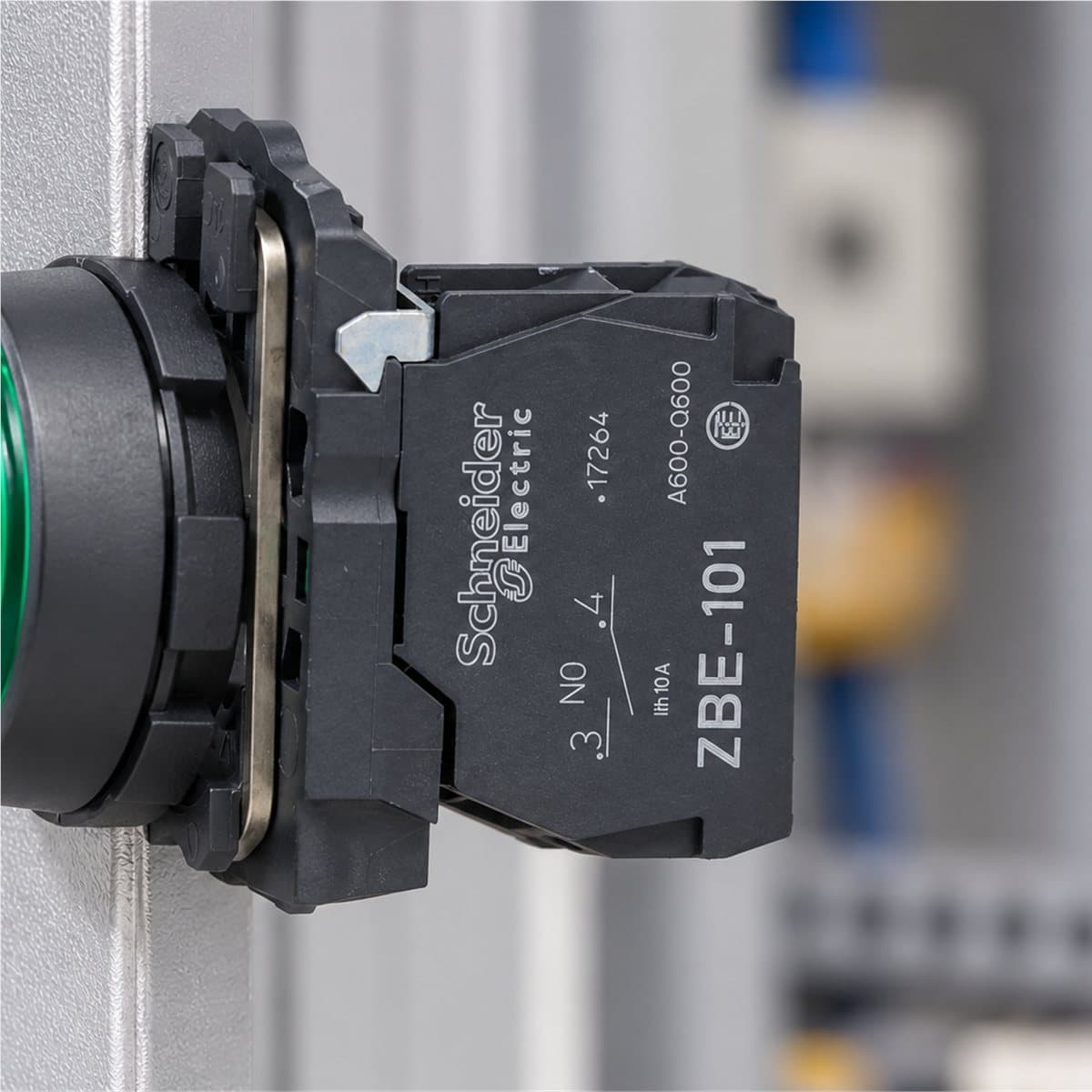 Thân nút nhấn Harmony XB5 Schneider đã lắp đặt trong nhà