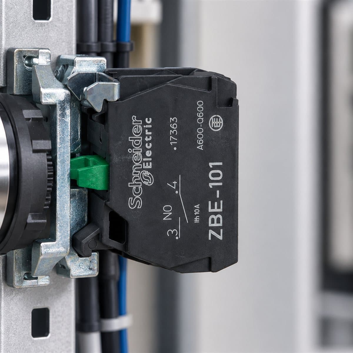 Khối tiếp điểm Harmony XB5 Schneider đã lắp đặt trong nhà