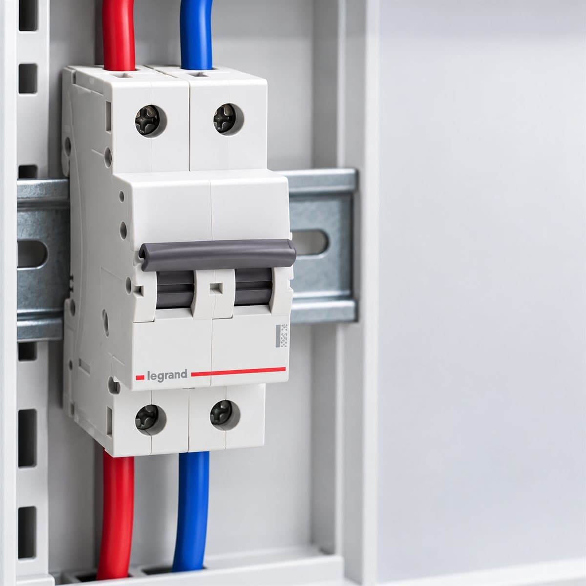 Cầu dao tự động MCB RXE Legrand đã lắp đặt trong nhà