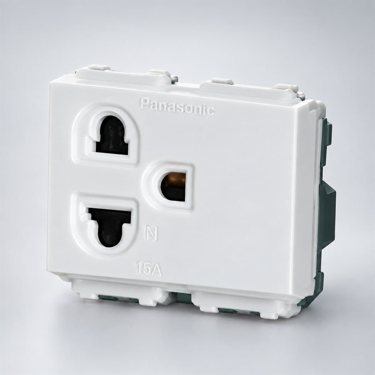 Ổ cắm đơn có màn che và dây nối đất Halumie Panasonic chụp góc nghiêng 3/4, thấy rõ mặt và cạnh bên