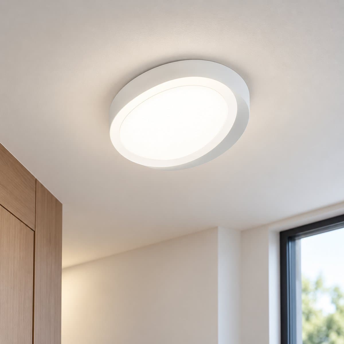 Đèn ốp trần nổi Panasonic đã lắp đặt, đang chiếu sáng