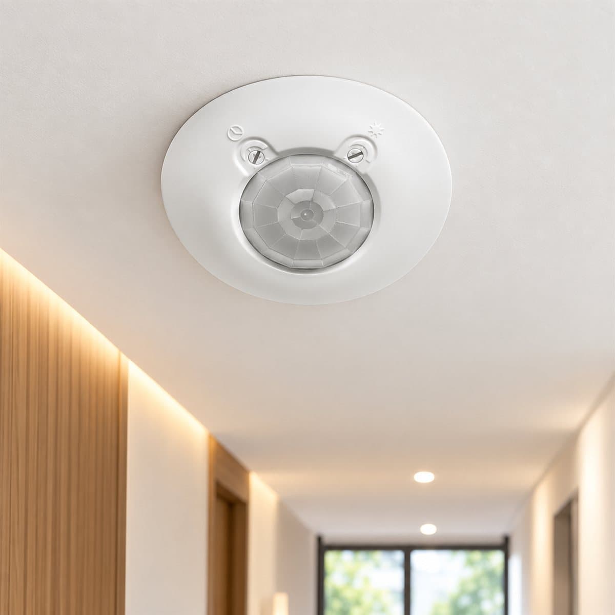 Cảm biến hồng ngoại gắn trần, góc quét 360 độ Legrand đã lắp đặt trong nhà