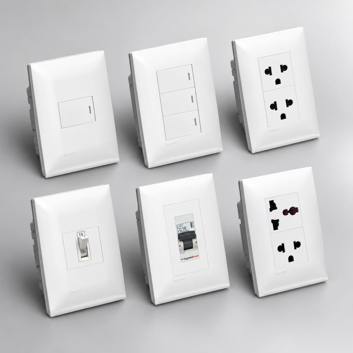Dòng công tắc ổ cắm Rivia Legrand chụp góc nghiêng 3/4, thấy rõ mặt và cạnh bên