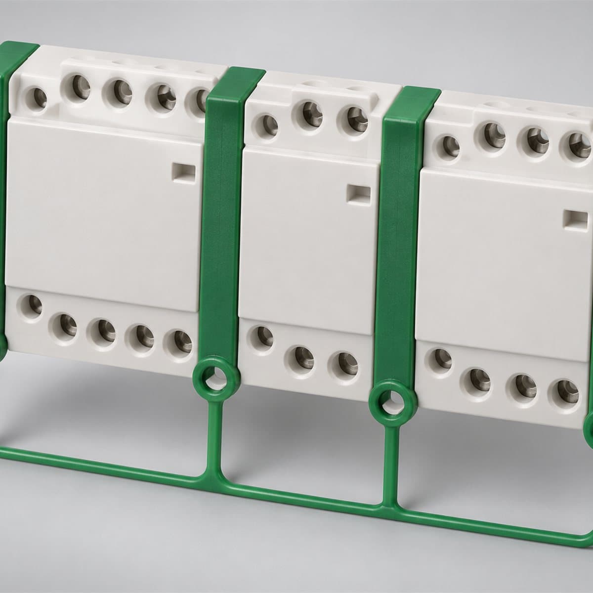 Miếng đệm cho contactor Acti9 iCT Schneider chụp góc nghiêng 3/4, thấy rõ mặt và cạnh bên