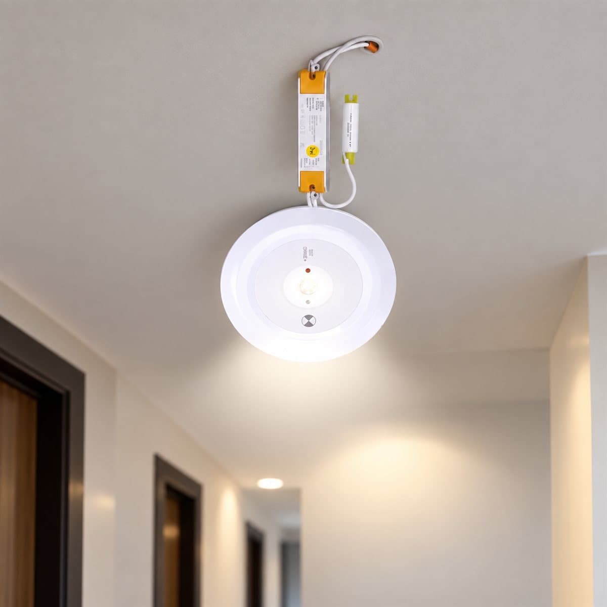 Đèn LED downlight chiếu sáng khẩn cấp Panasonic đã lắp đặt, đang chiếu sáng