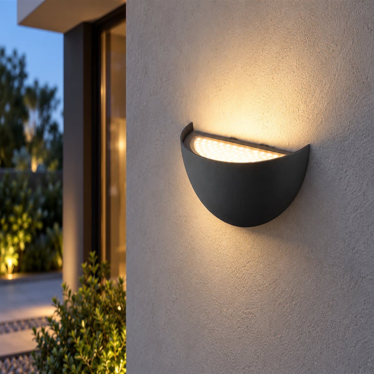 Đèn gắn tường ngoài trời LED NBL1951 Panasonic đã lắp đặt, đang chiếu sáng