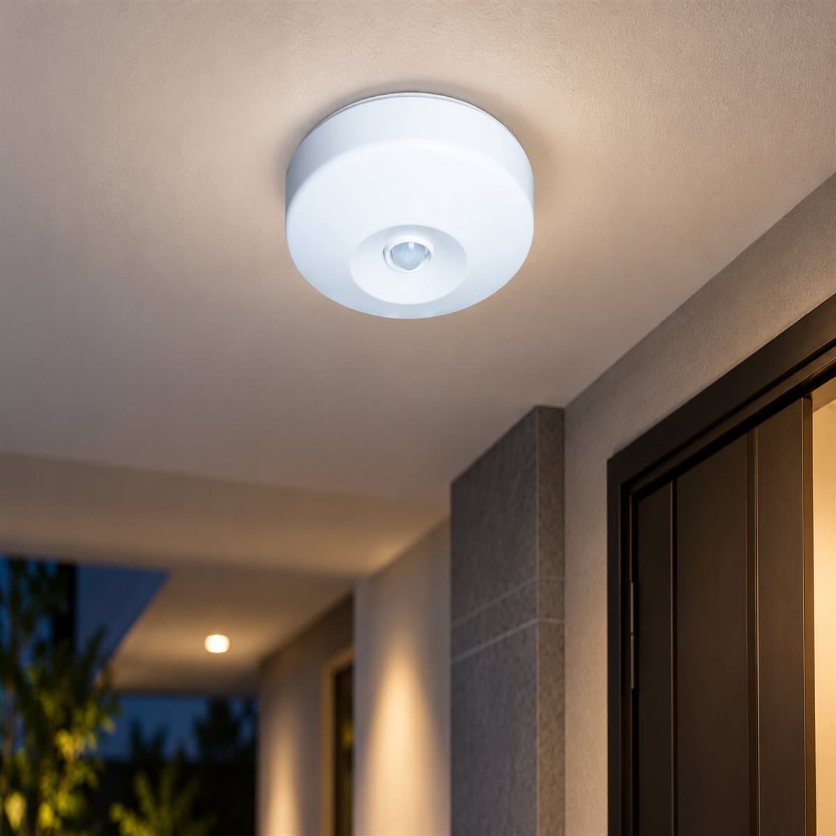 Cảm biến tự động bật sáng khi có người và trời tối Panasonic đã lắp đặt trong nhà