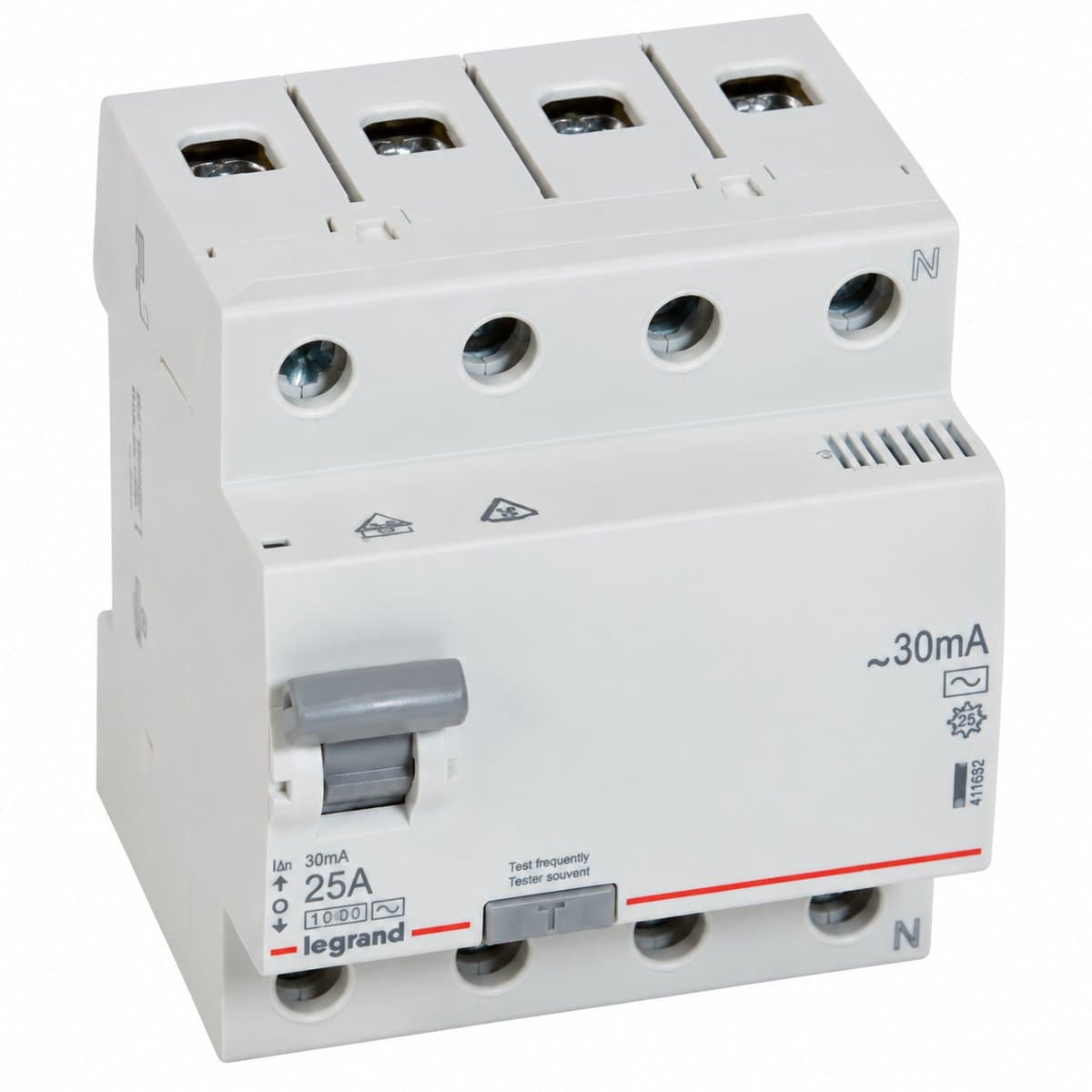 Cầu dao tự động, phích cắm và ổ cắm công nghiệp P17 Tempra Pro Legrand trên nền trắng, ảnh sản phẩm chính diện