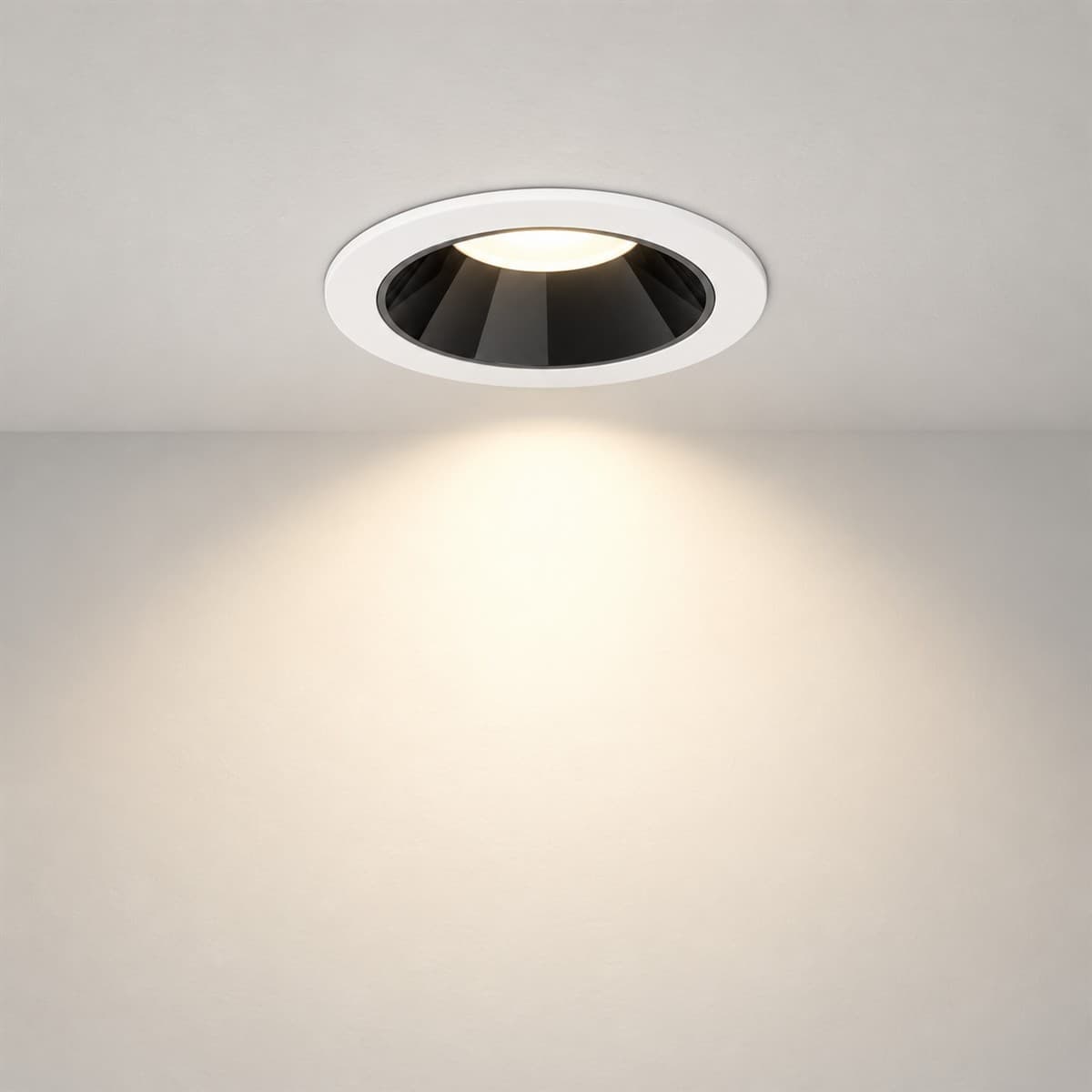 Đèn Downlight âm trần 12W 80° Lumi đã lắp đặt, đang chiếu sáng