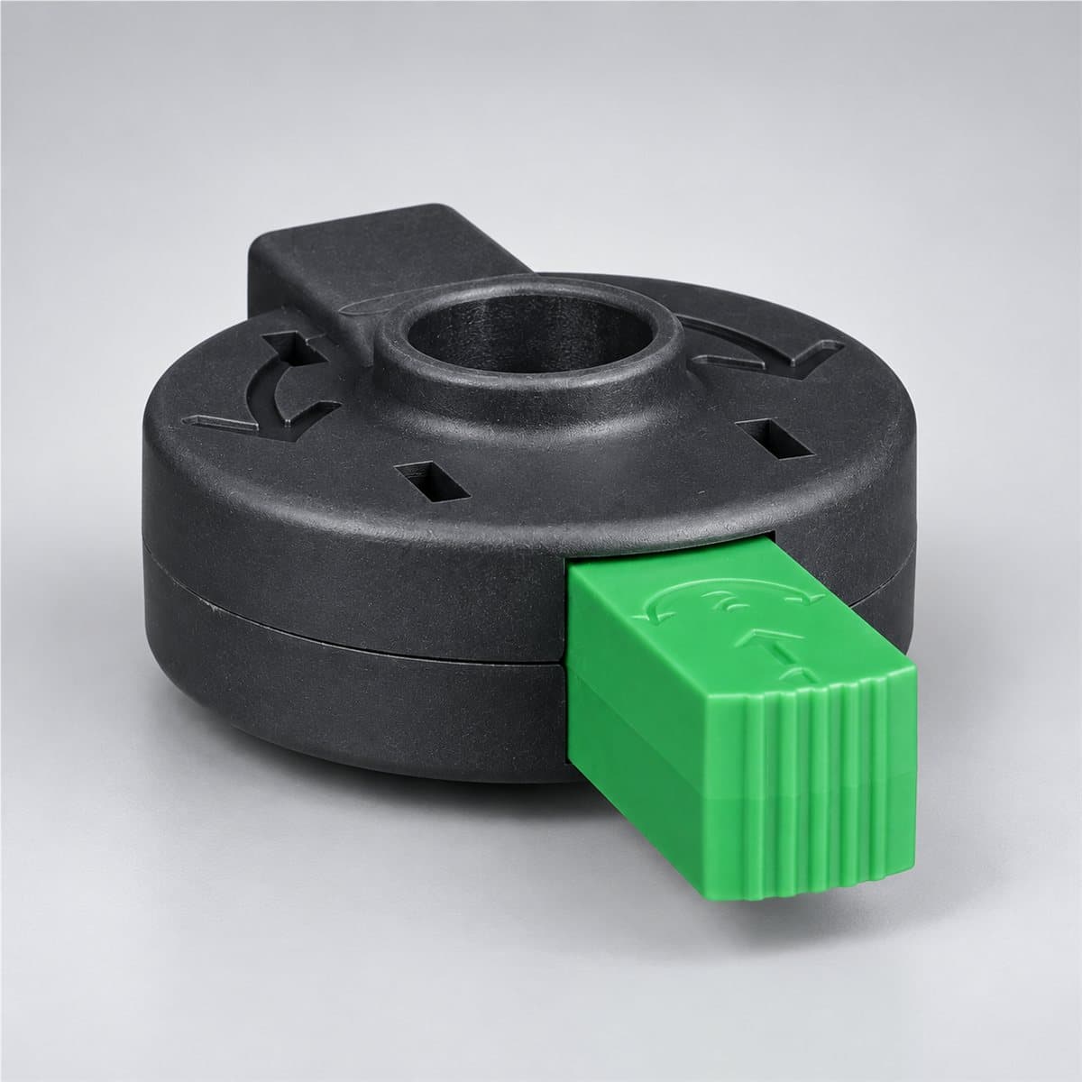 Trục thao tác mở cửa tủ cho MCCB ComPacT NSXm Schneider chụp góc nghiêng 3/4, thấy rõ mặt và cạnh bên