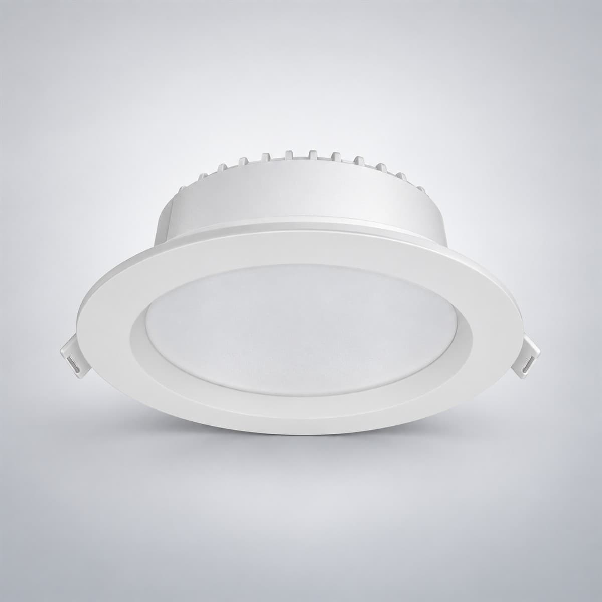 Đèn Downlight âm trần 110° Lumi chụp góc nghiêng 3/4, thấy rõ thân và cạnh bên