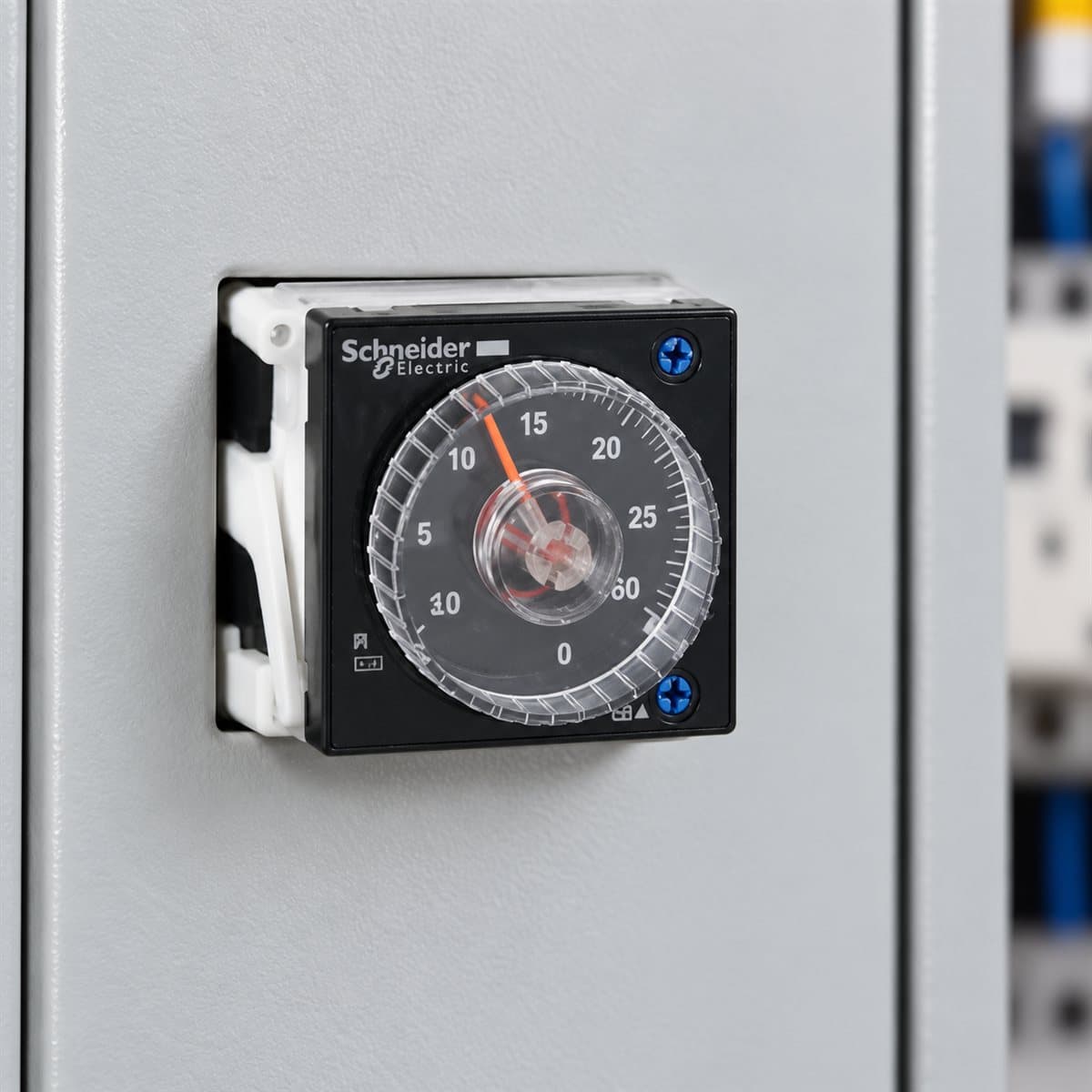 Rơ le thời gian RE48 gắn mặt tủ Schneider đã lắp đặt trong nhà