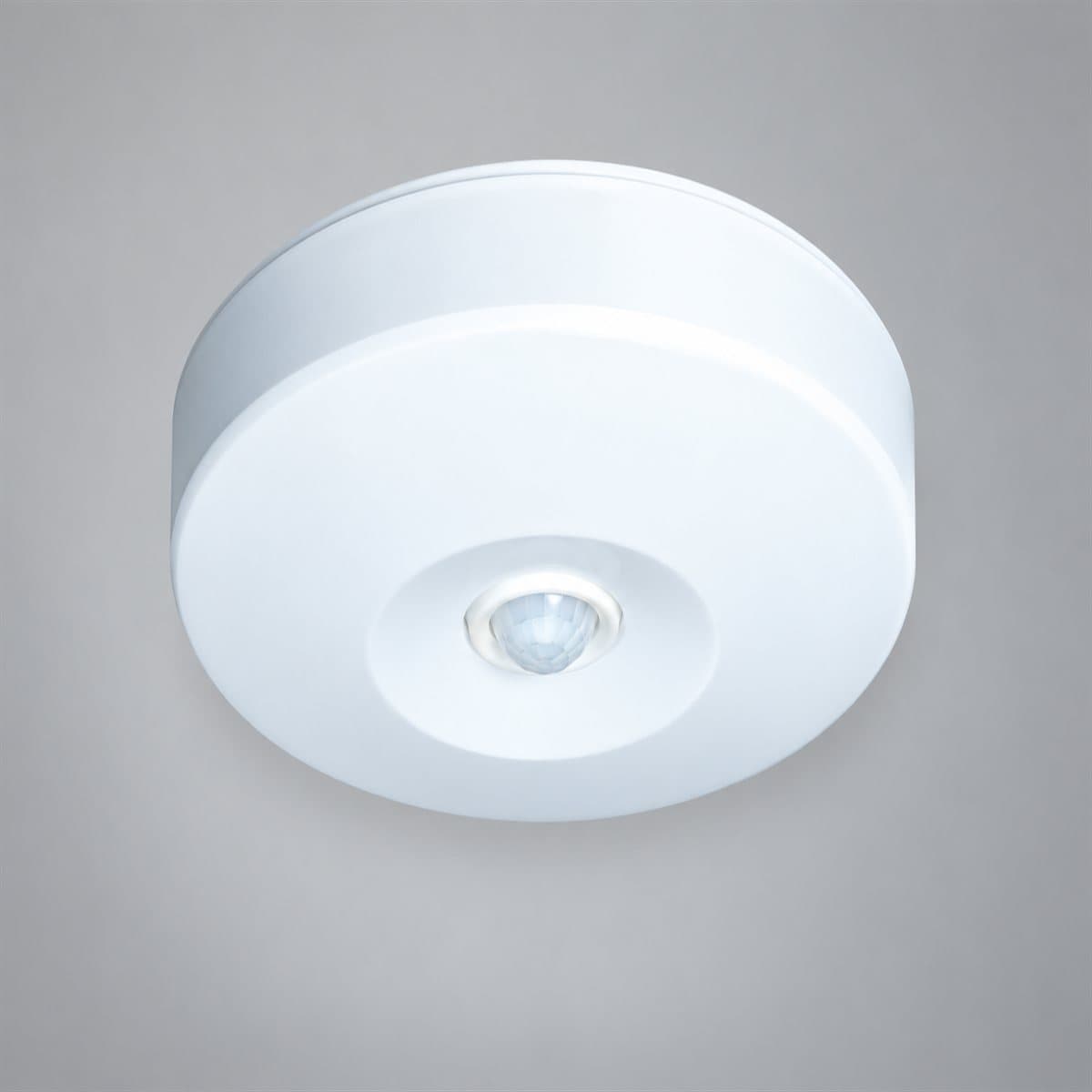 Cảm biến tự động bật sáng khi có người và trời tối Panasonic chụp góc nghiêng 3/4, thấy rõ mặt và cạnh bên