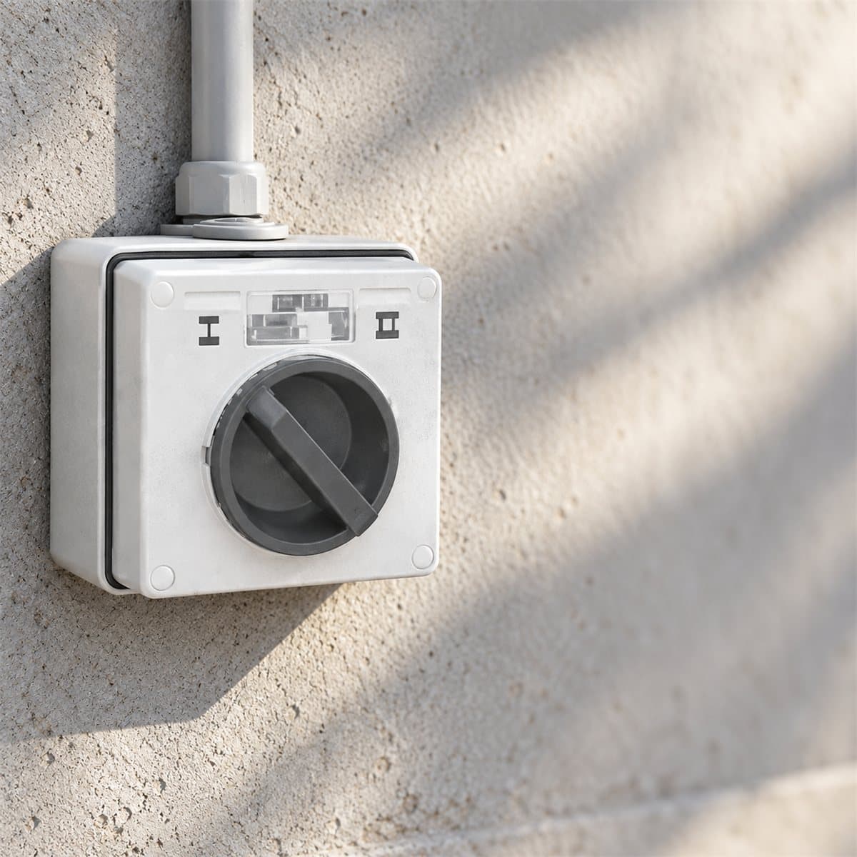 Công tắc có hộp chống nước S56 Schneider đã lắp đặt trong nhà