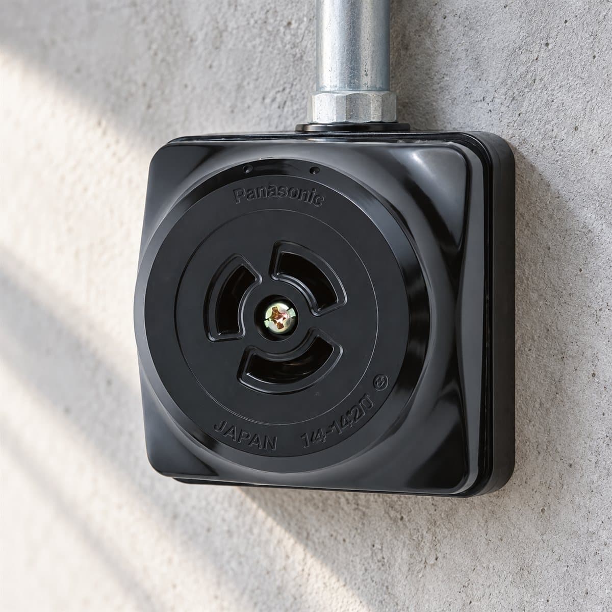 Ổ cắm locking loại nổi, màu đen công nghiệp Panasonic đã lắp đặt trong nhà