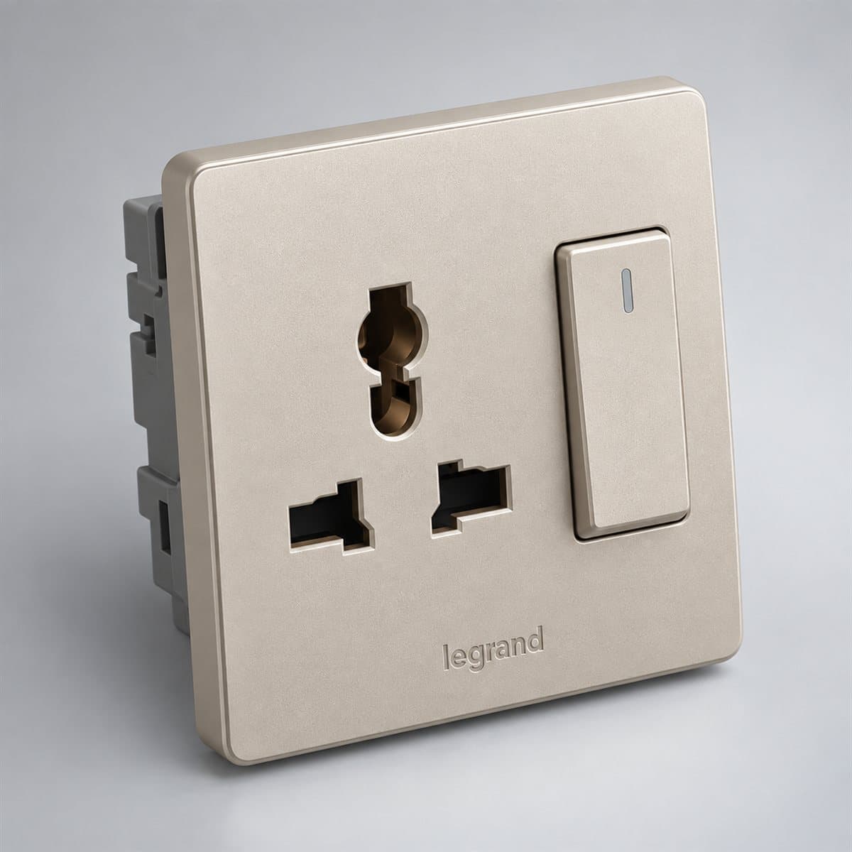 1G MULTISTANDARD + EURO-US SWITCHED SOCKET Obria Legrand chụp góc nghiêng 3/4, thấy rõ mặt và cạnh bên